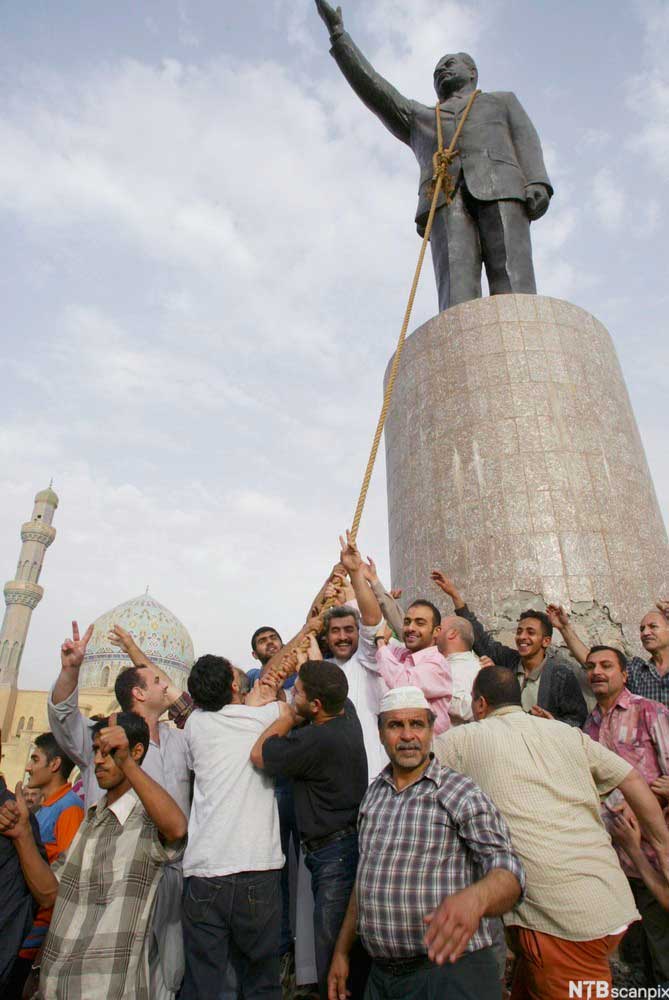 Statuen av Saddam veltes