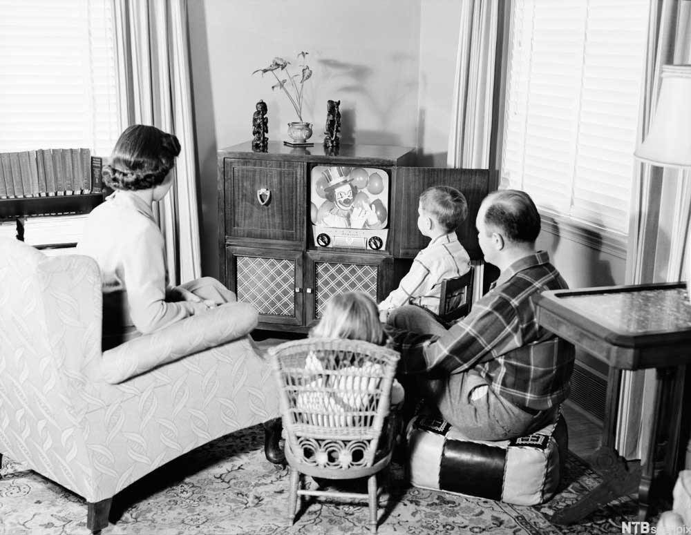 Familie foran tv-en i 1950-årene
